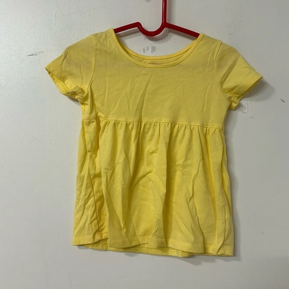 The children place shirt